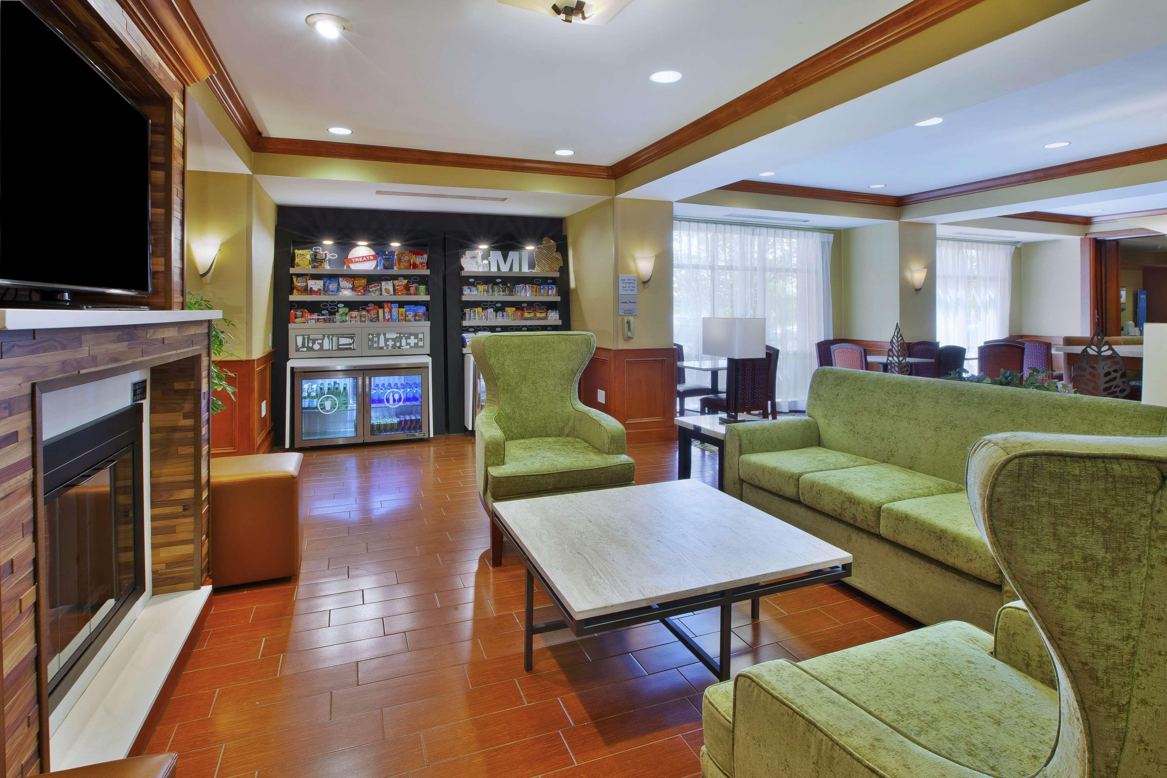 Hampton Inn Commerce/Novi Ngoại thất bức ảnh