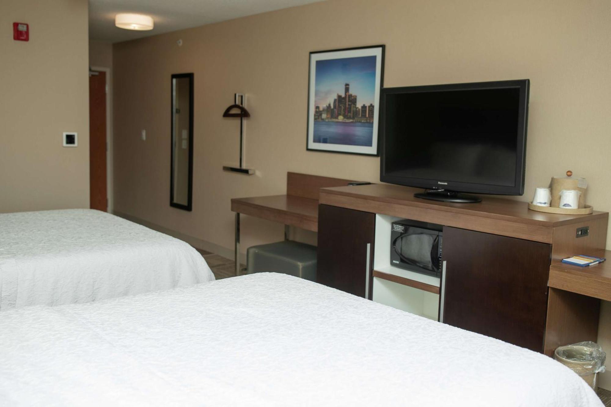 Hampton Inn Commerce/Novi Ngoại thất bức ảnh