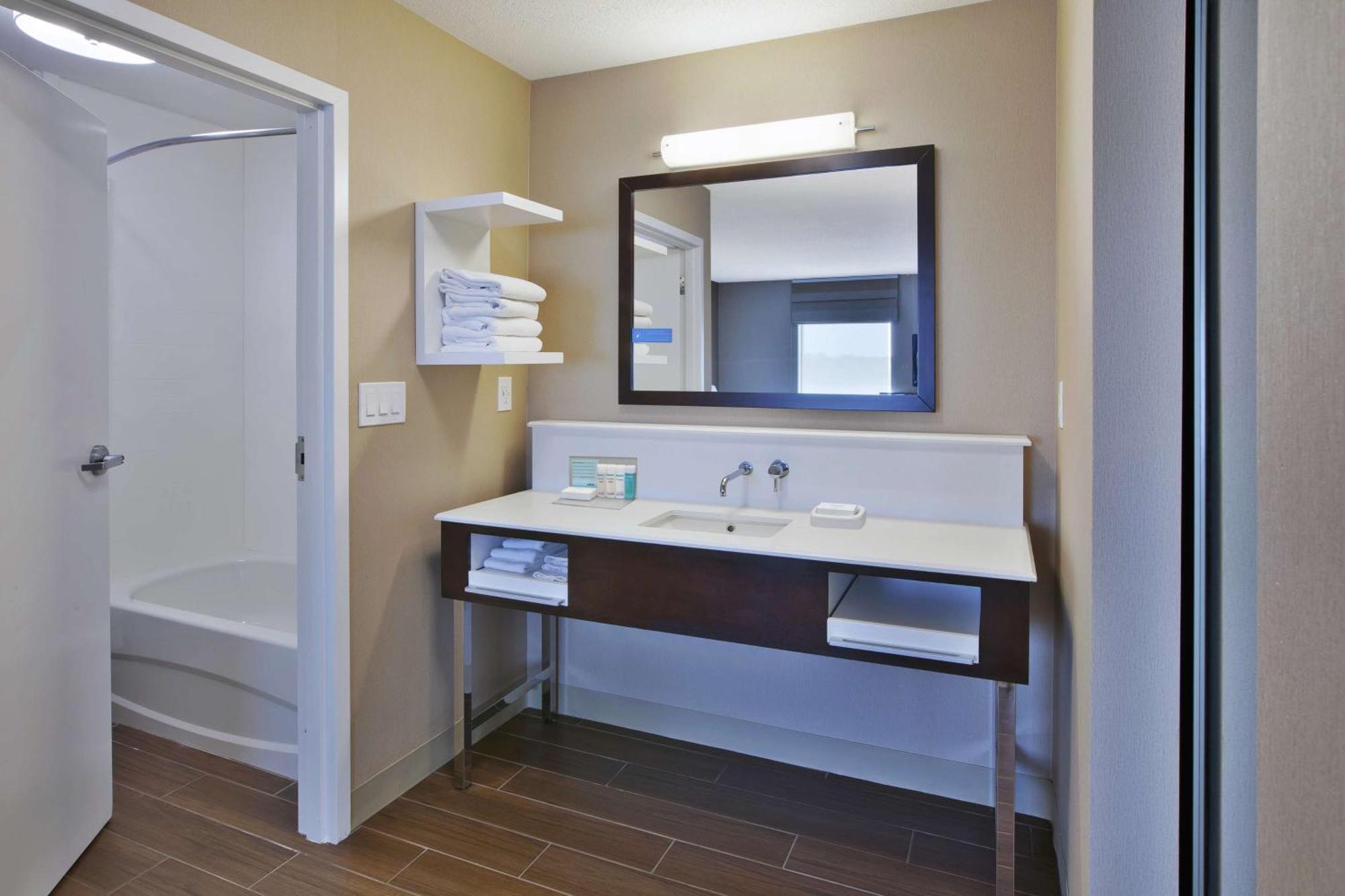Hampton Inn Commerce/Novi Ngoại thất bức ảnh