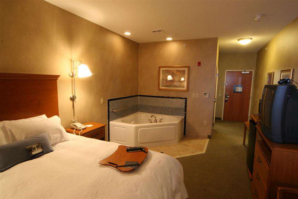 Hampton Inn Commerce/Novi Phòng bức ảnh